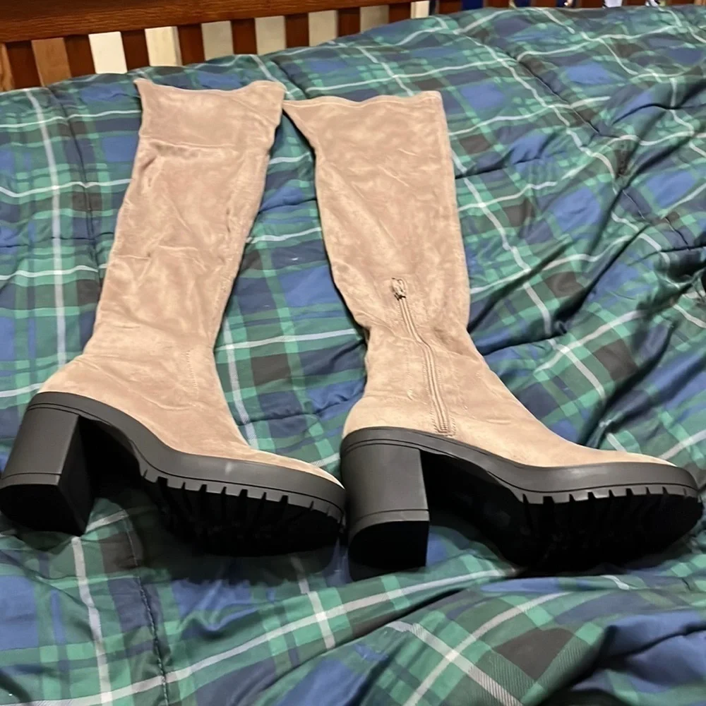 NWT size 9 chicly stretchy thigh boots