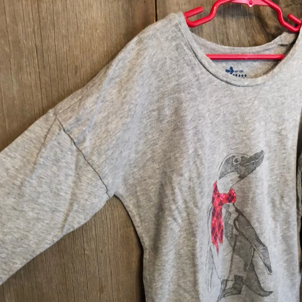 Old Navy Girls Graphic Penguin Dolman Top in Gray Size 8