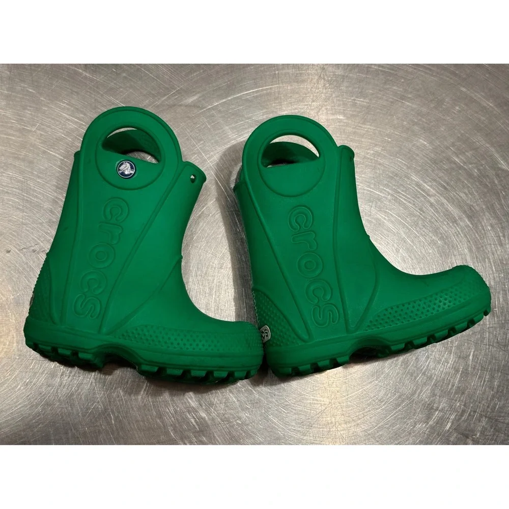CROCS display textured