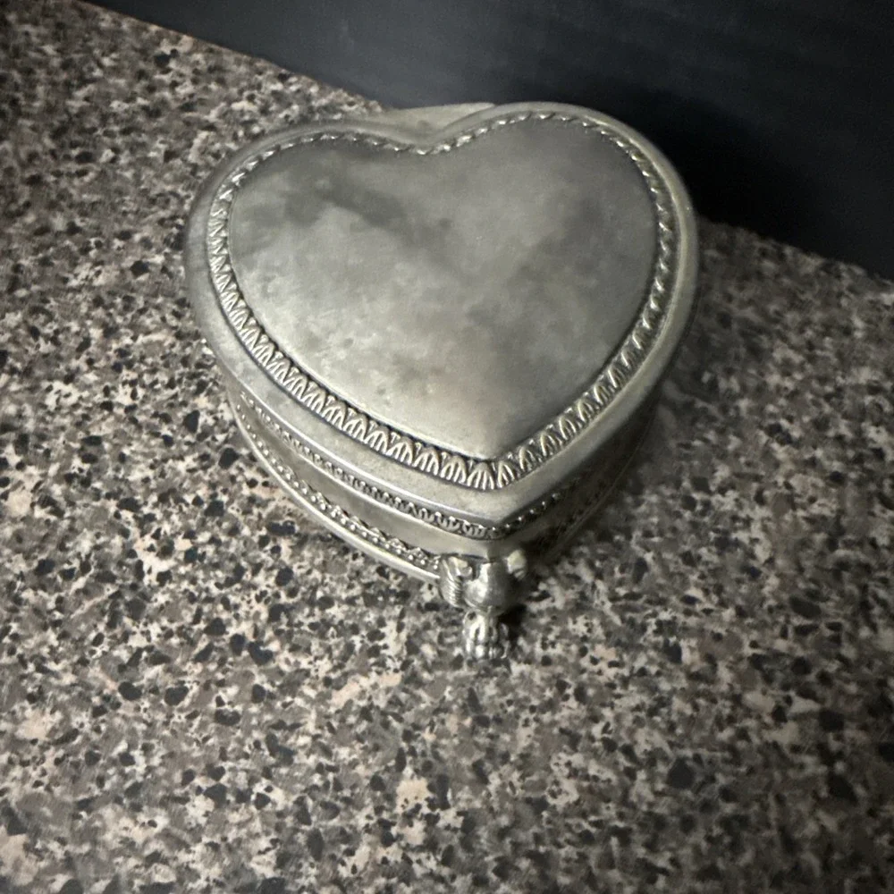 The Unbranded Brand sculpted details