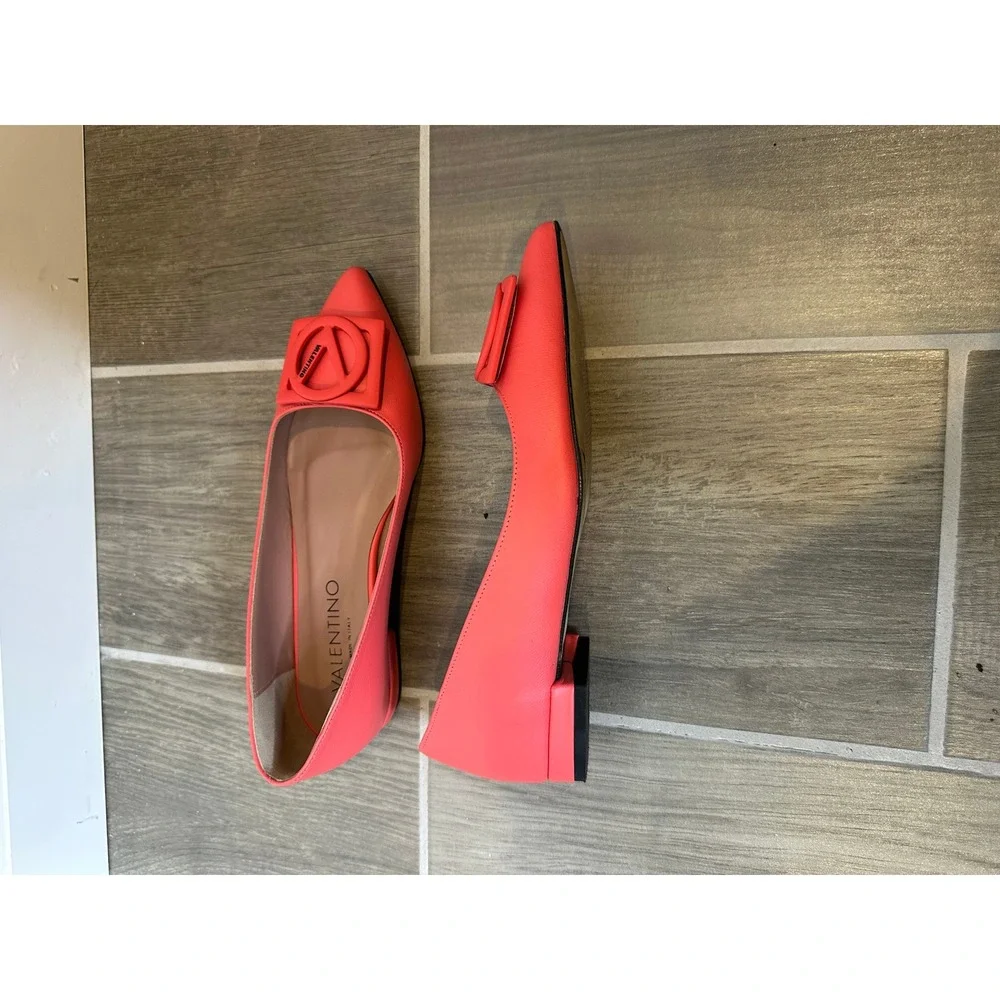 Valentino Garavani VLogo Coral Pink Leather Pointed Toe Flats Size 7 Italy