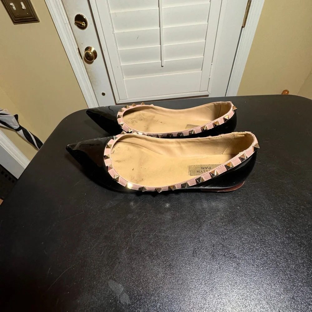 Kaitlyn Pan size 9 black/pink rock stud pointed leather ballet flats