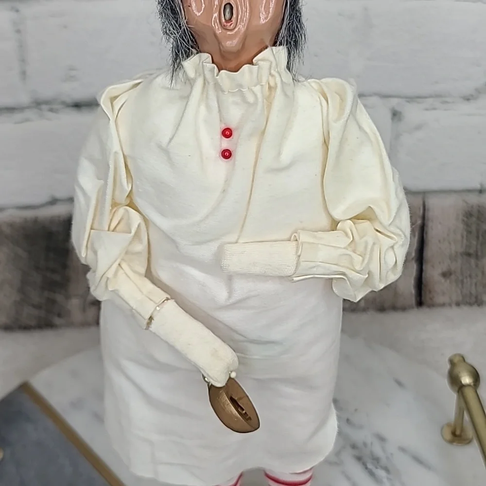 Byers Choice Ltd figurine caroler easter