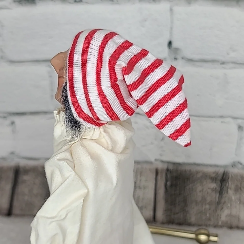 Byers Choice Ltd heritage caroler his