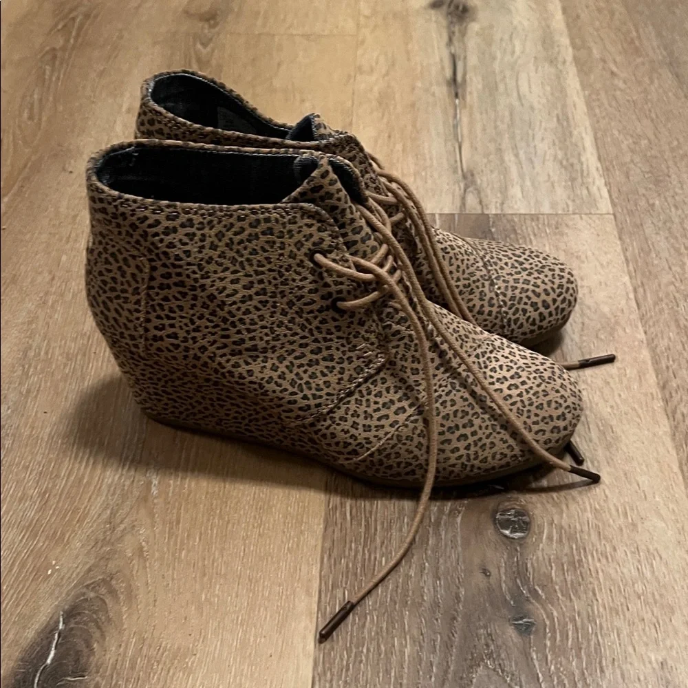 Tom’s lace-up ankle boots, cheetah print women’s size 9