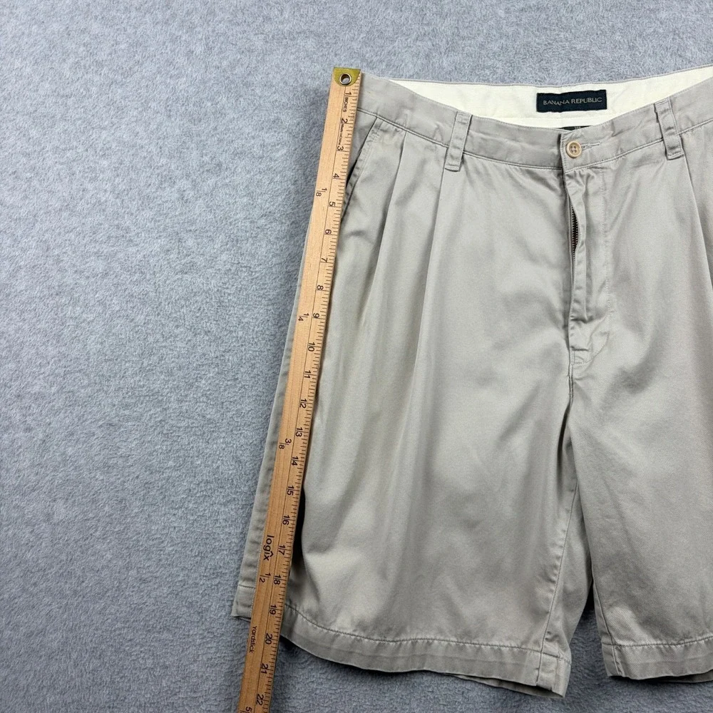 Vintage Banana Republic Shorts Mens 34 (Fits 32) Beige Pleated Twill Chino Prep