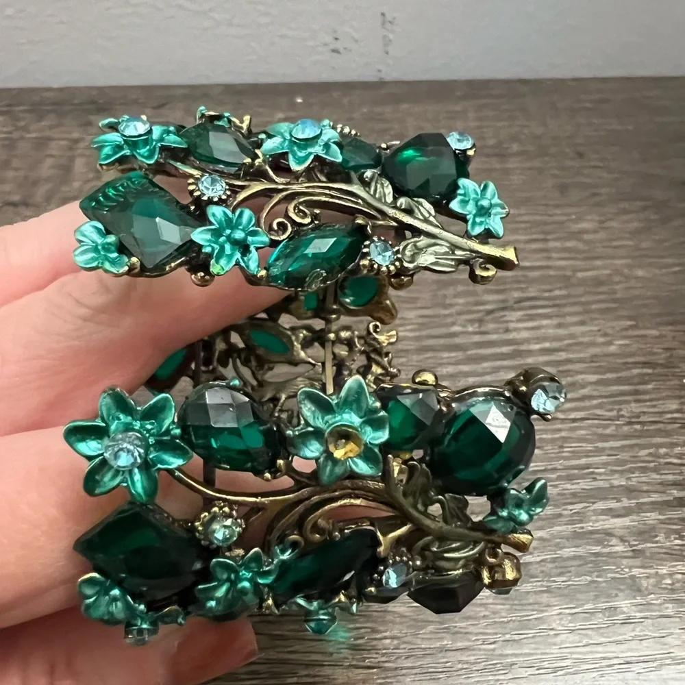 Stunning Green and goldtone Floral clamper Bracelet size 6