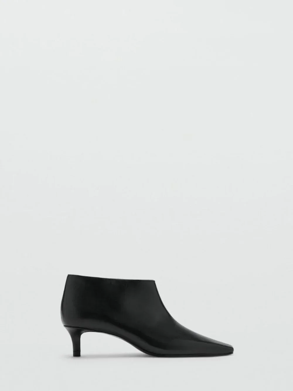 Leather boots with kitten heels