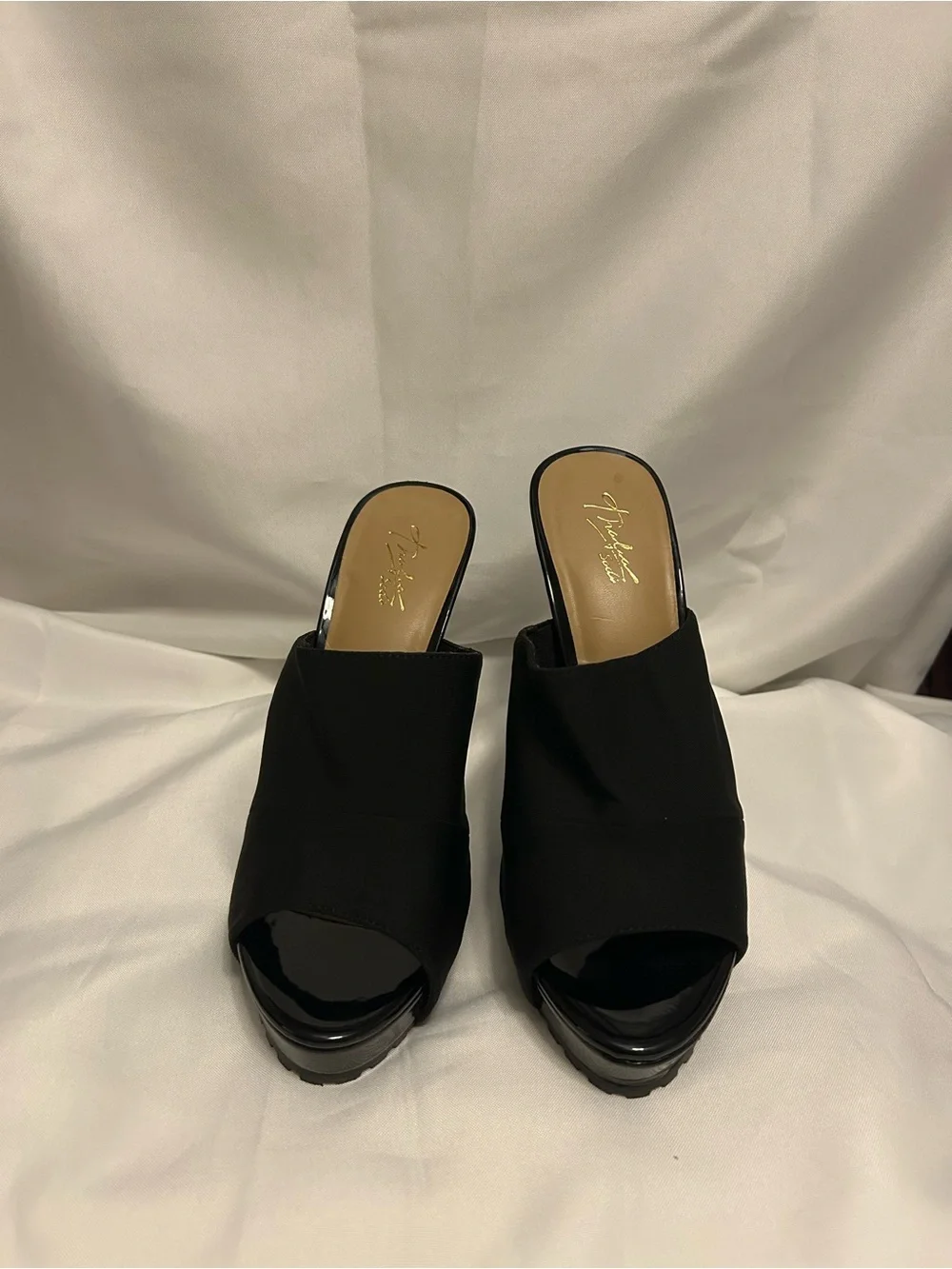 Thalia Sodi chic black