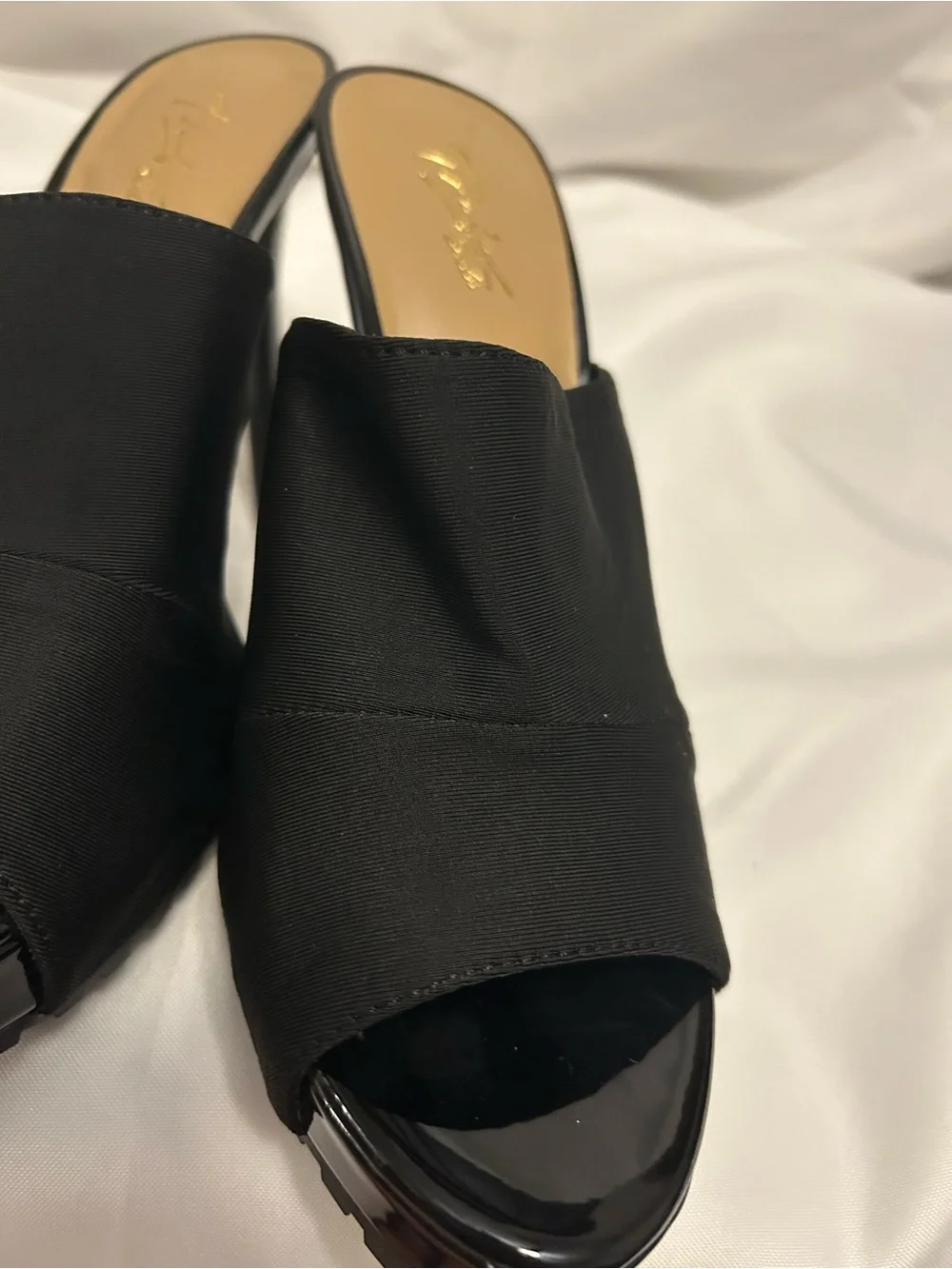 Thalia Sodi chic black