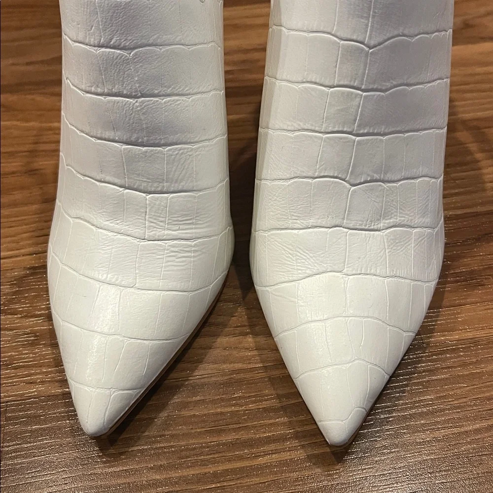 White faux crocodile Steve Madden heels size 6 NWOB
