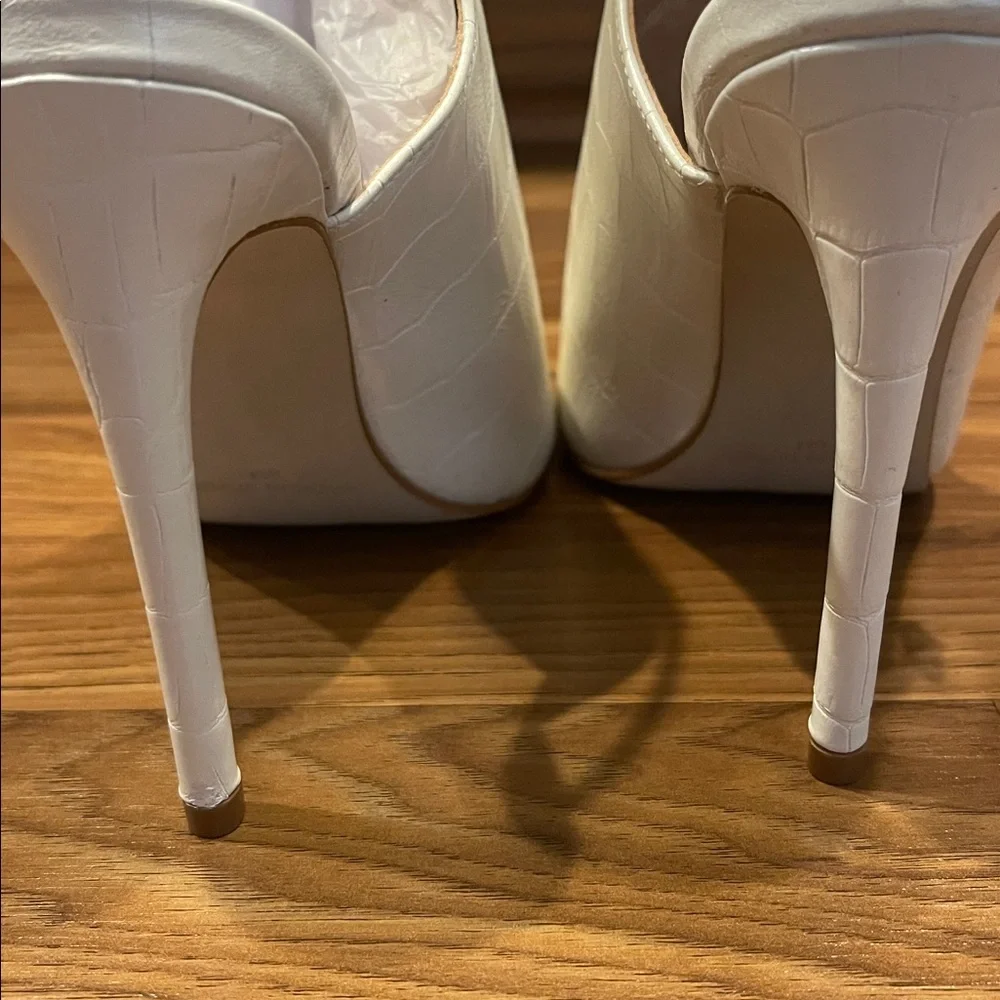 White faux crocodile Steve Madden heels size 6 NWOB