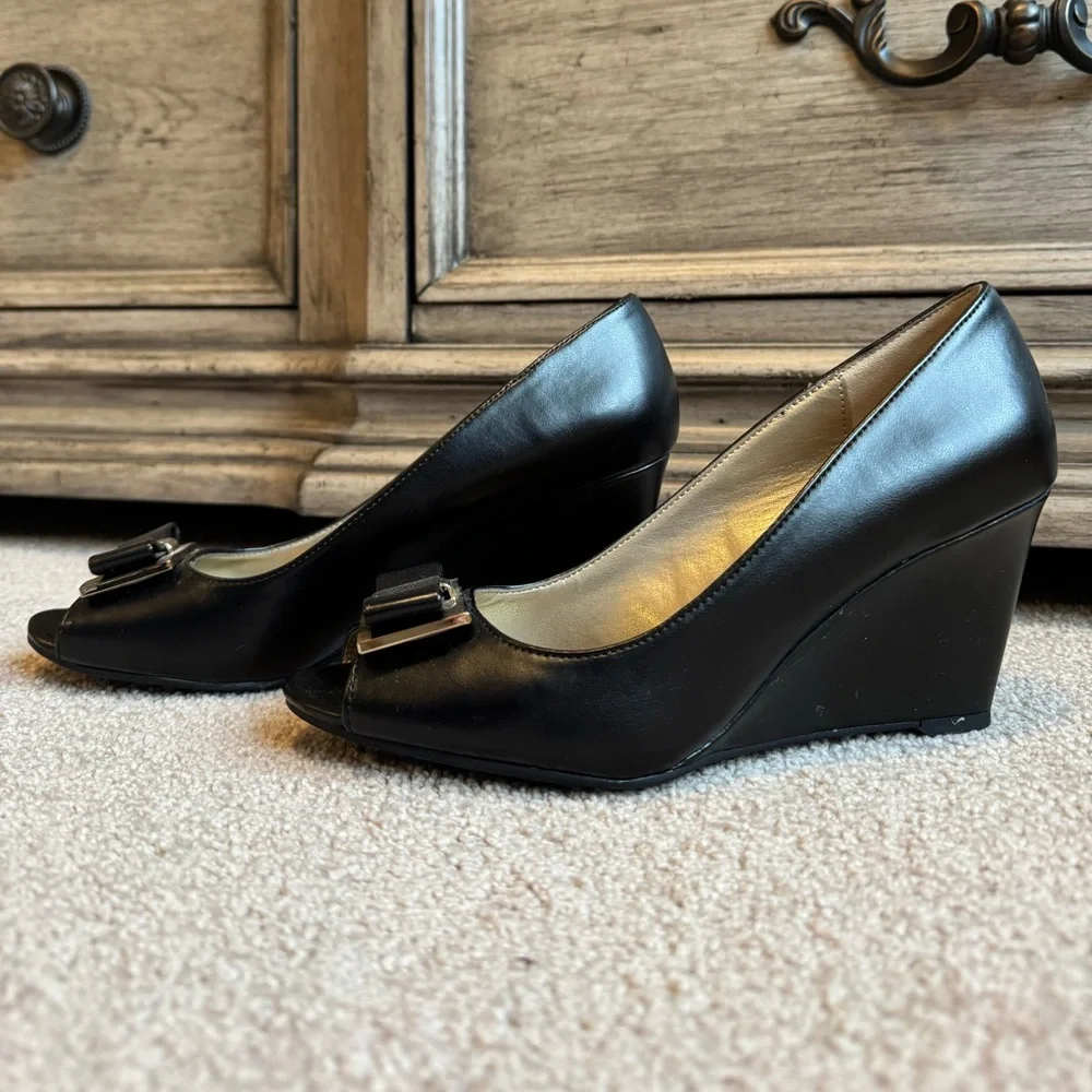 Bandolino bow wedge