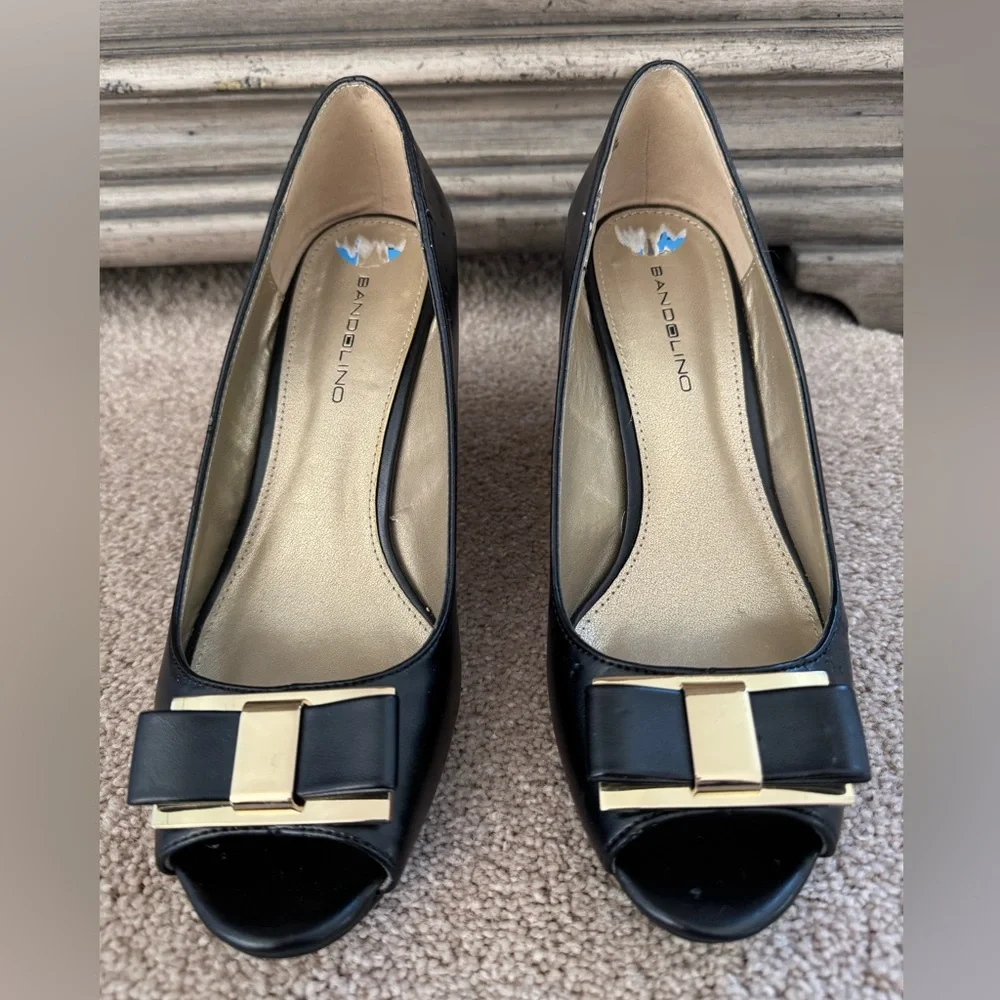Bandolino bow wedge