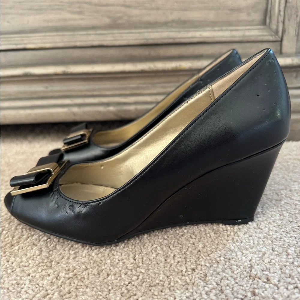 Bandolino bow wedge