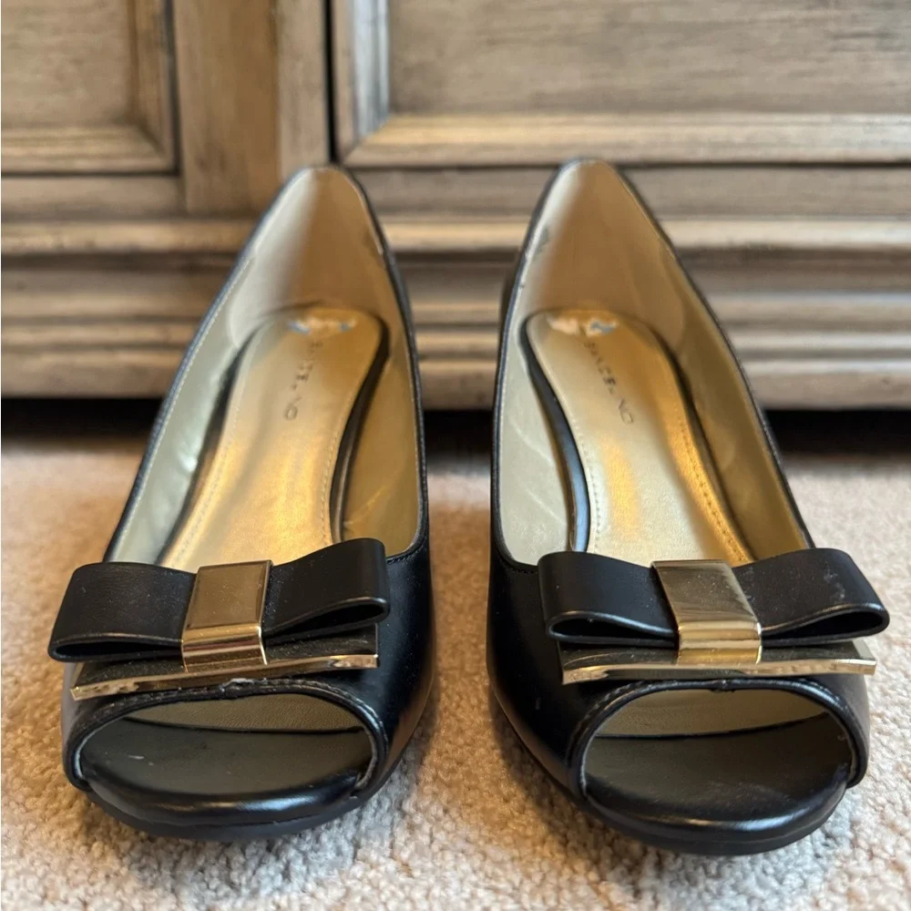 Bandolino bow wedge