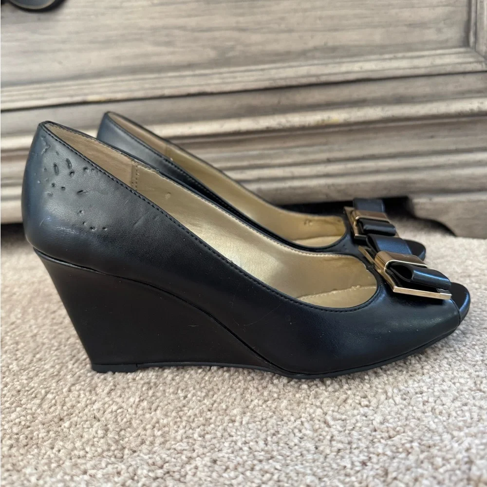 Bandolino bow wedge