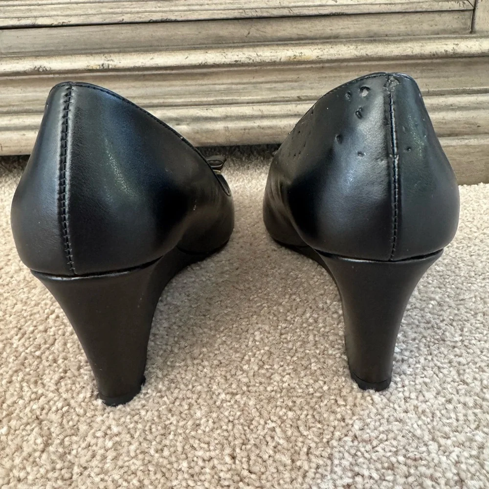 Bandolino bow wedge