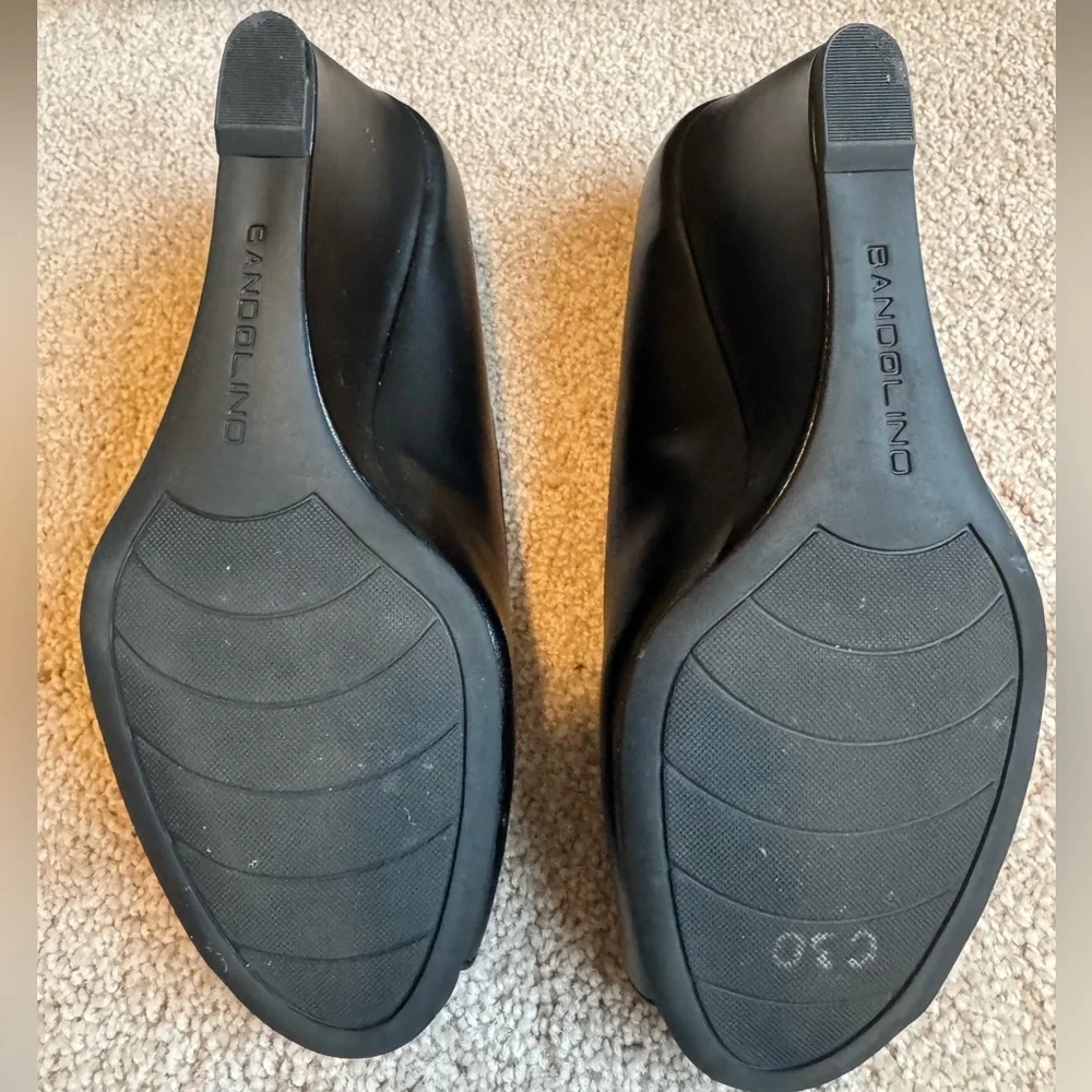 Bandolino bow wedge