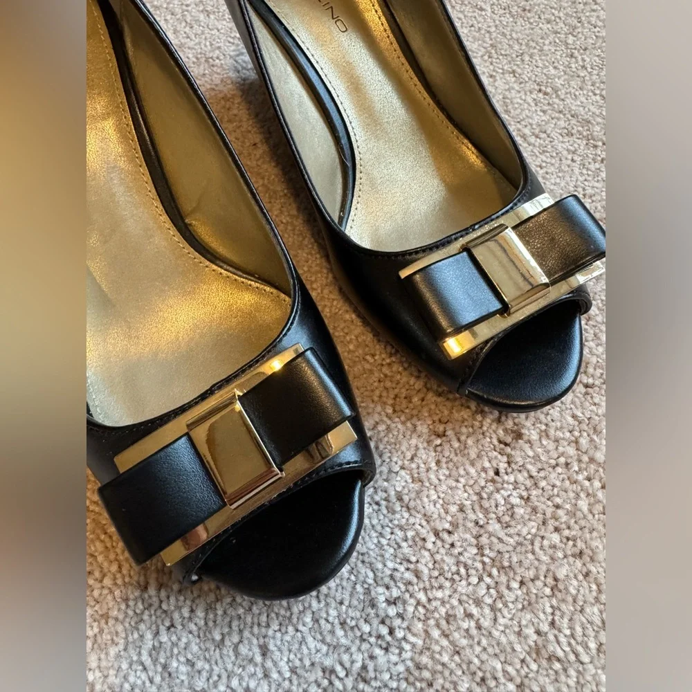 Bandolino bow wedge