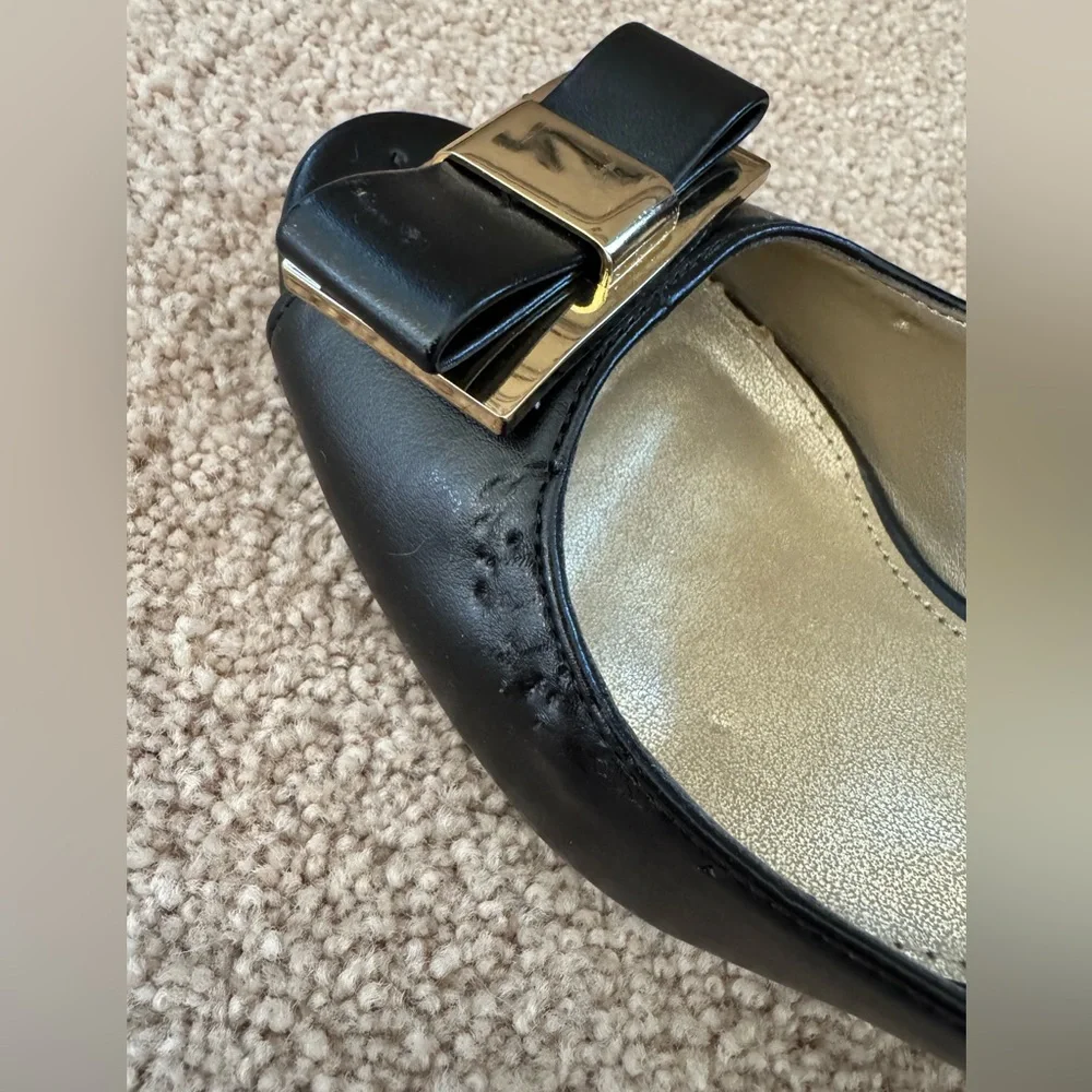 Bandolino bow wedge