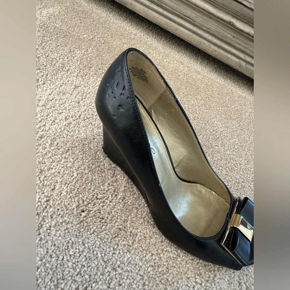 Bandolino bow wedge