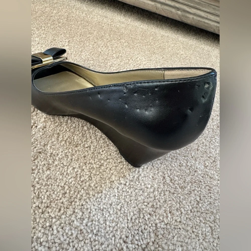 Bandolino bow wedge