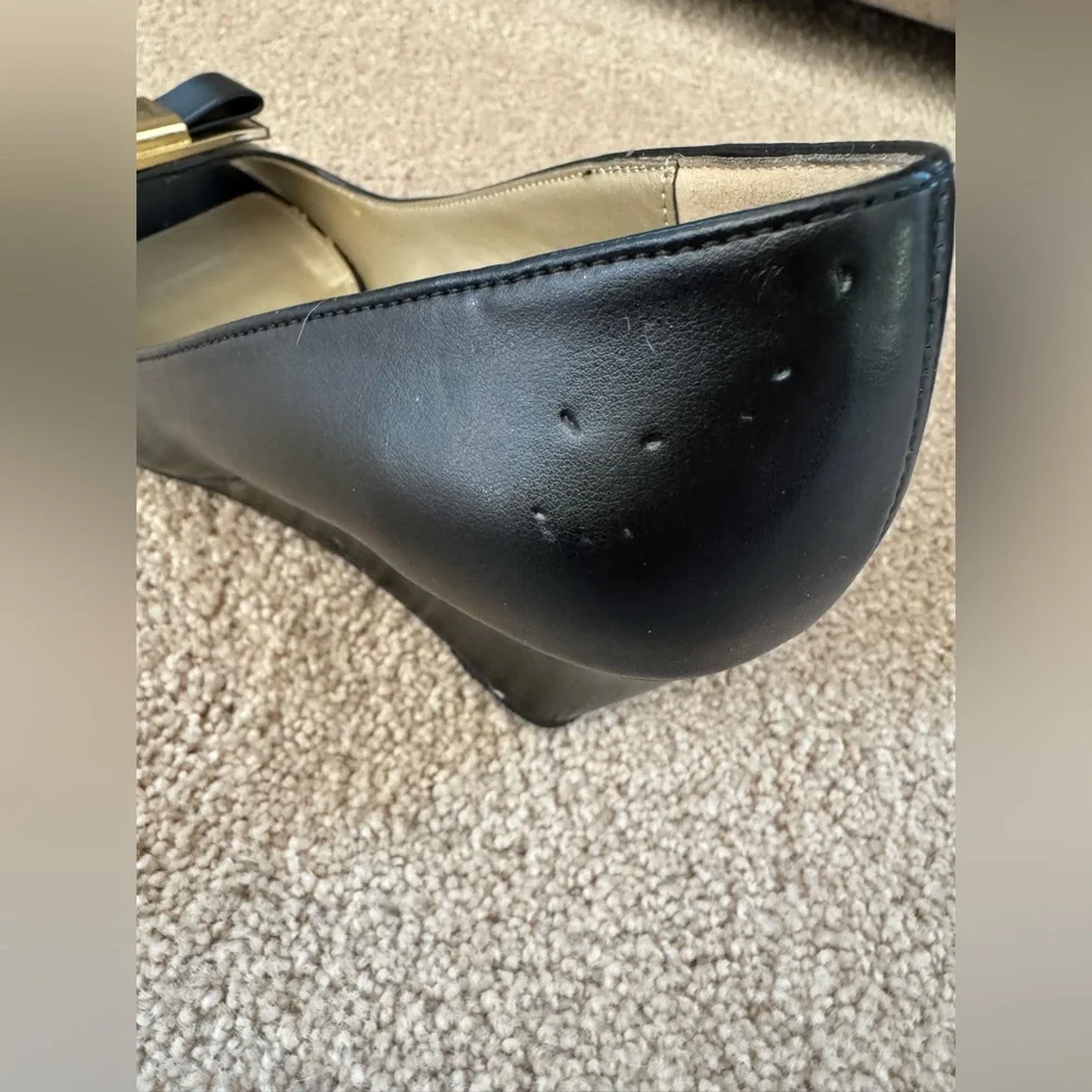Bandolino bow wedge