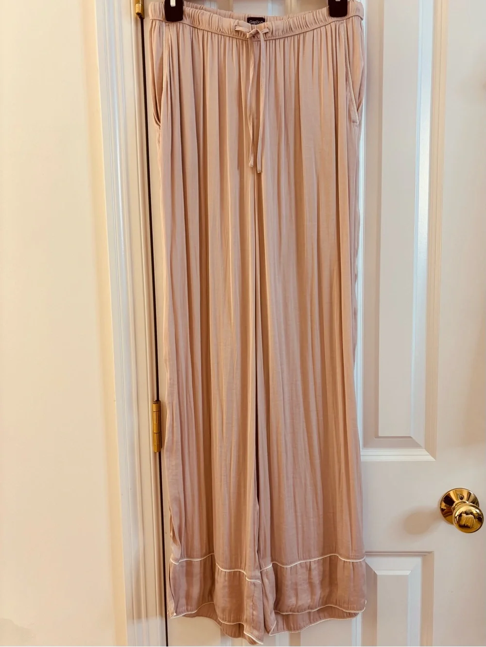 GAP Body Blush Pink Satiny Pajama Set Loungewear Button Up Lightweight L / M EUC