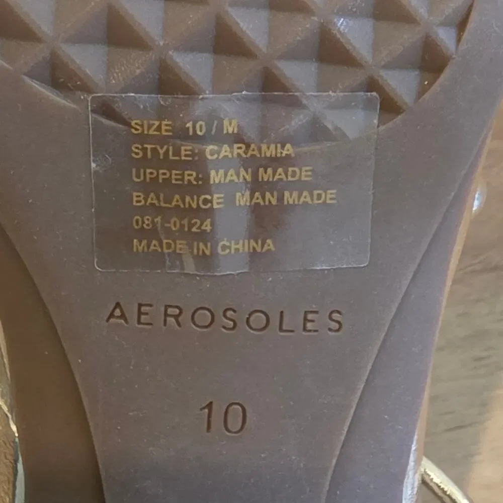 AEROSOLES new hang