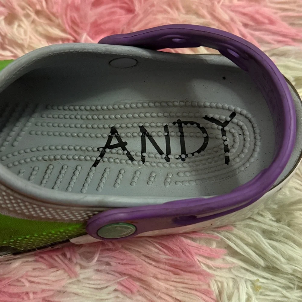 CROCS design comfortable features