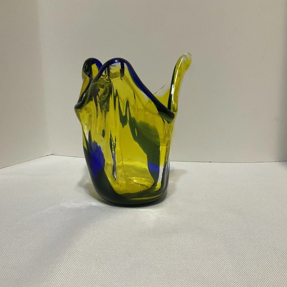unbranded catching made sculpture
