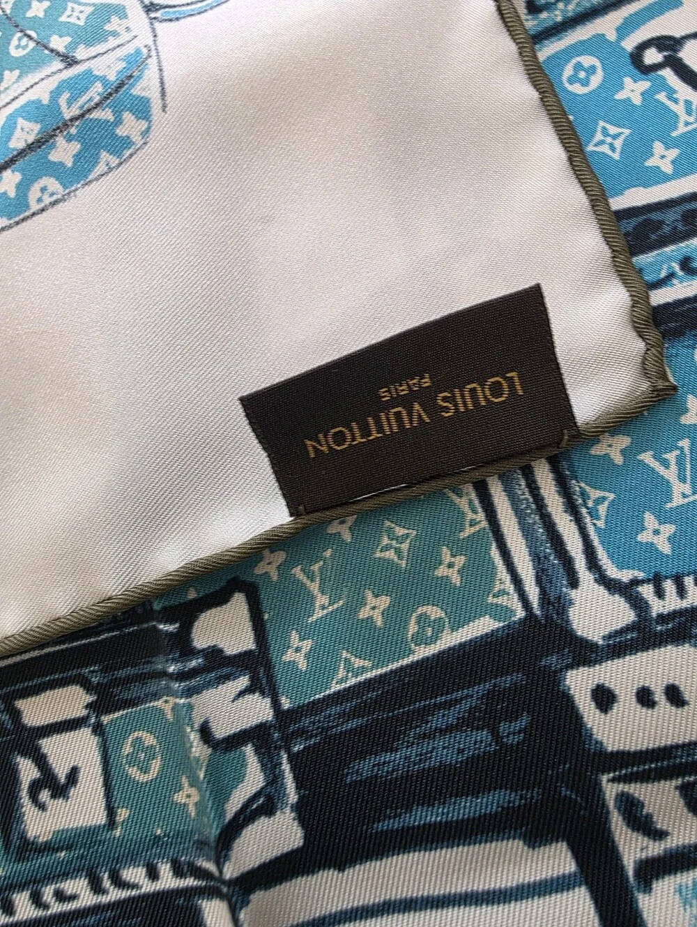 Louis Vuitton auth louis