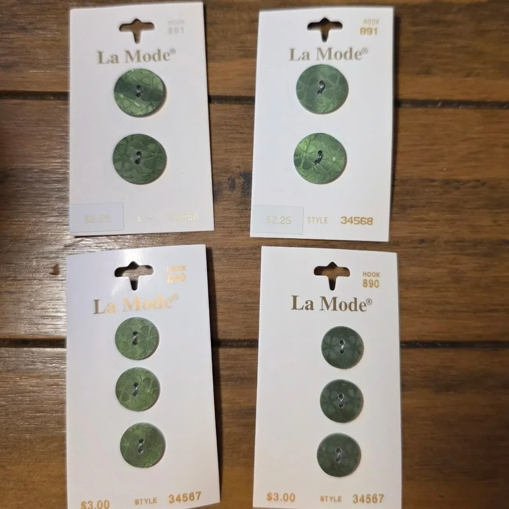 La Mode Buttons Green Floral Etched 3/4