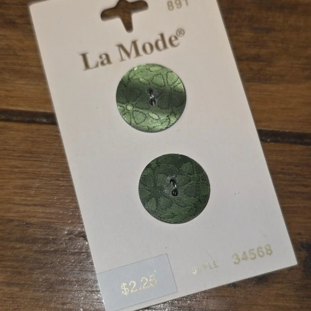 La Mode Buttons Green Floral Etched 3/4