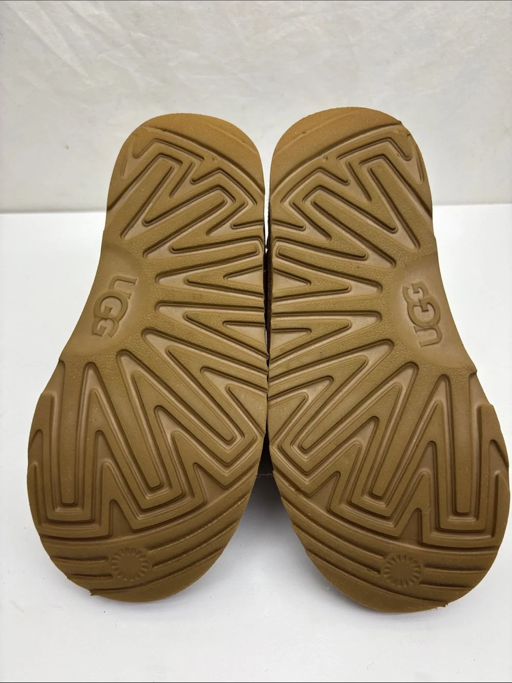 UGG Neumel boots for little boy size 1, box 71