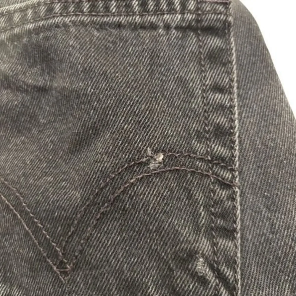 Levis jeans front hole