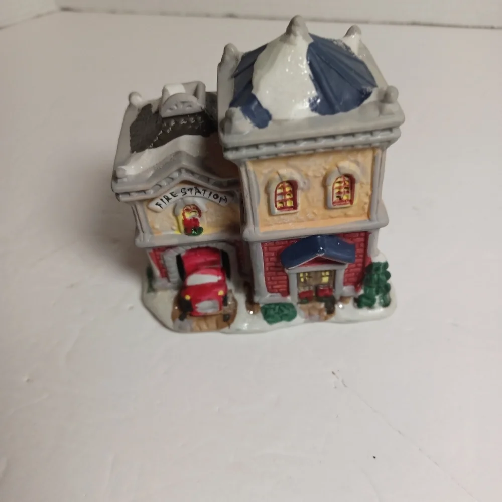 Wellington Square Collection 2004 Christmas‎ Village Fire Station Building