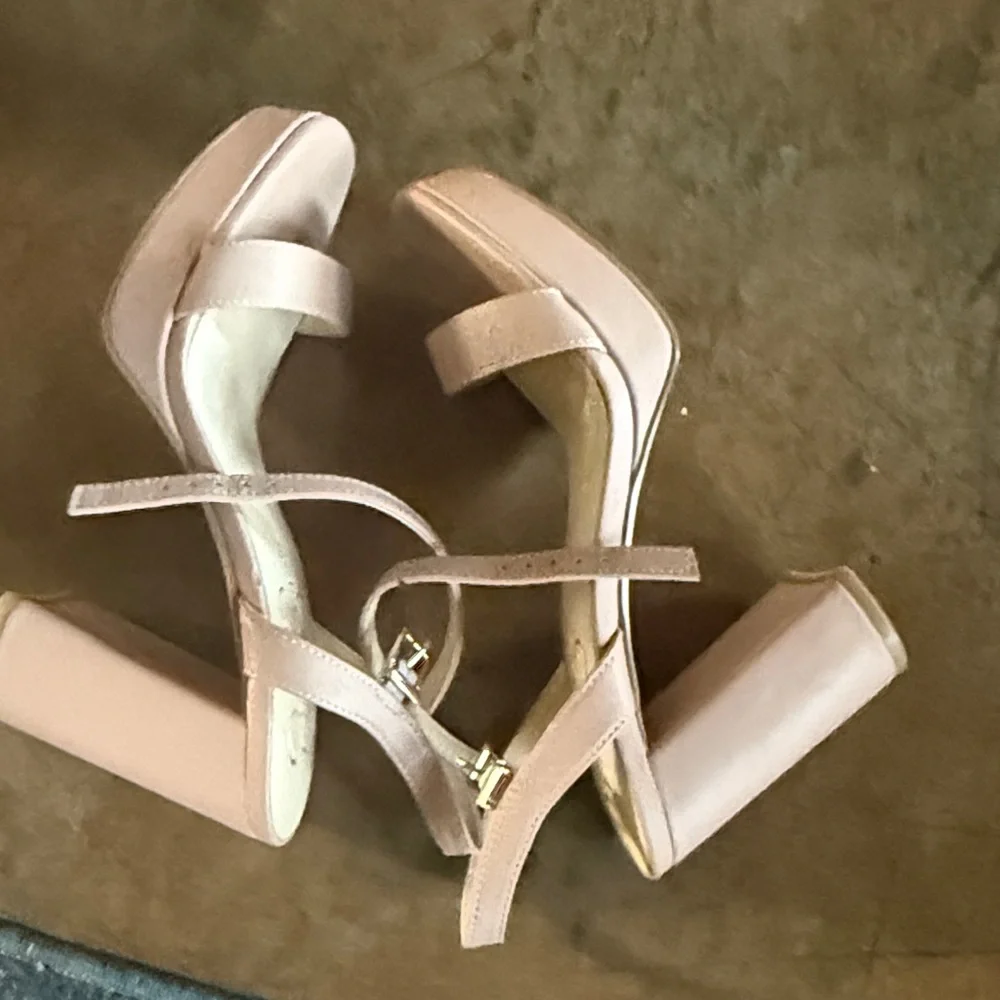 Jessica Simpson chic platform