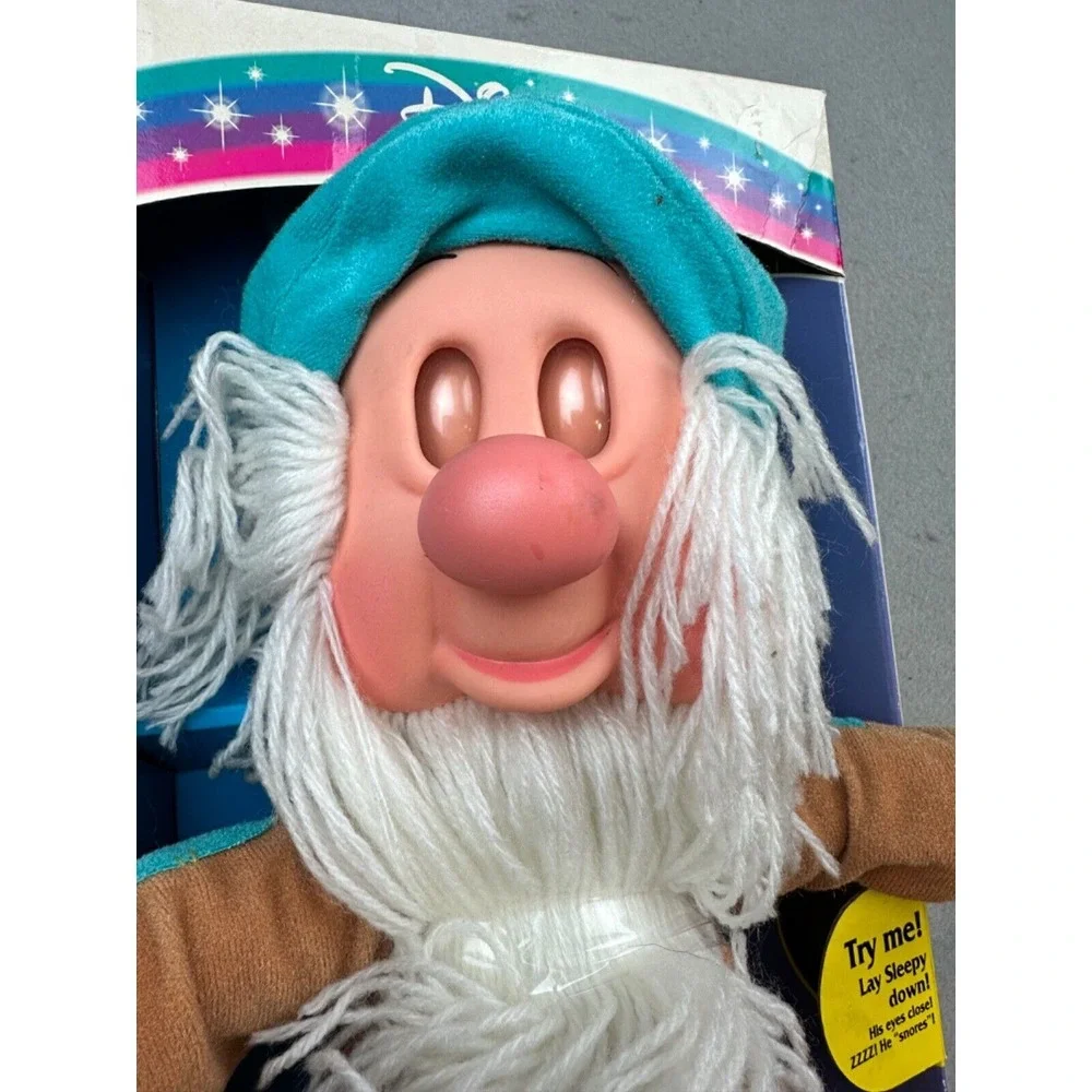 1993 Mattel‎ Disney Snow White Sleepy Dwarf Doll Eyes Close Sleeps Snores IN BOX