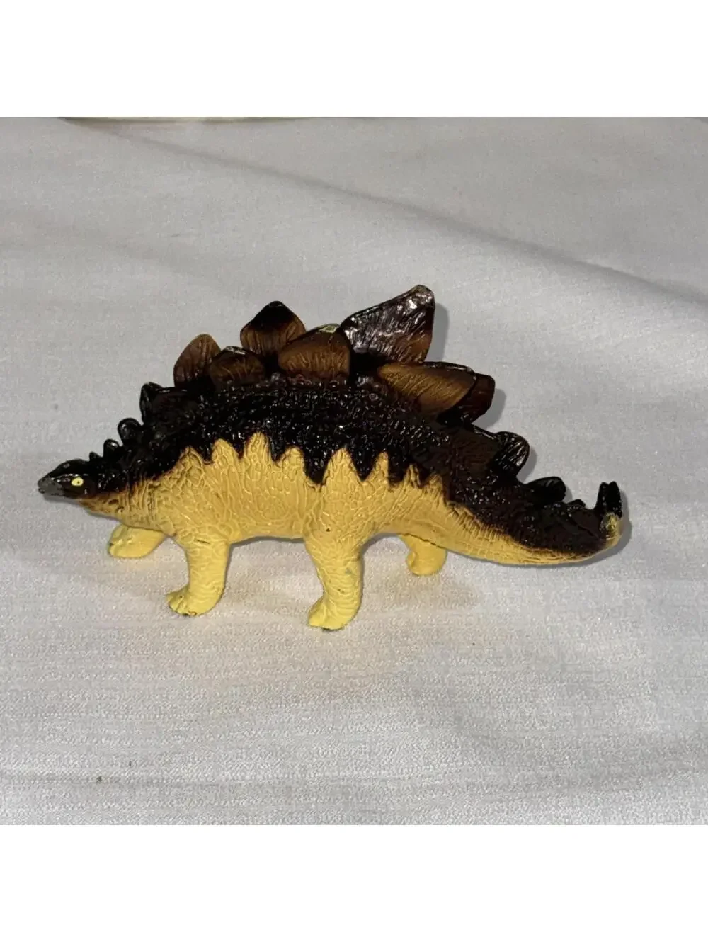 Vintage Stegosaurus 1988 Safari LTD‎ Carnegie Collection Dinosaur Yellow Brown