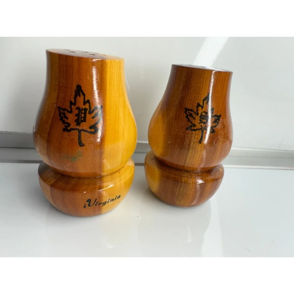 Vintage Wooden Salt Pepper Shakers Virginia Maple‎ Leaf Design Souvenir Kitchen