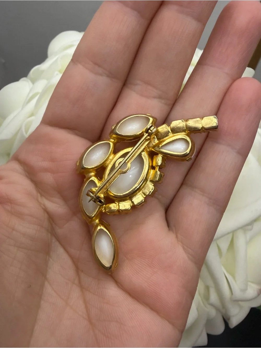 Vintage Gold-Tone White Glass Stone Brooch - Elegant Women’s Jewelry