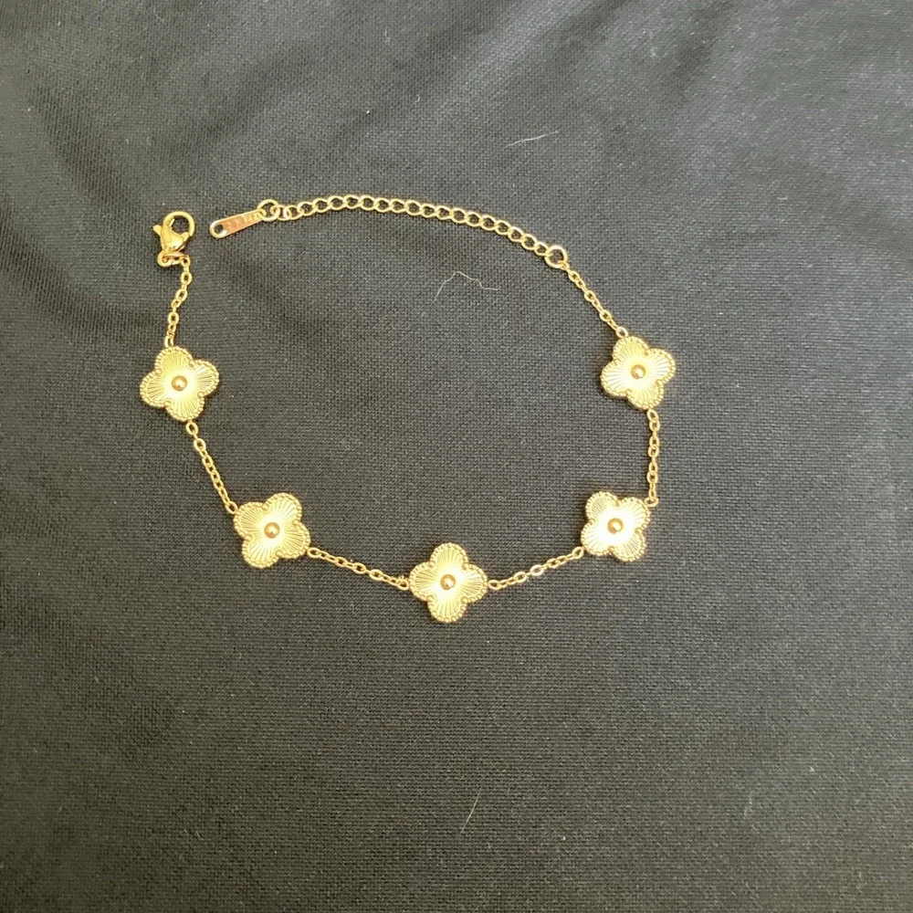 Gold Tone Cable Chain Bracelet w/ Gold Clover Dangle Charm Lobster Clasp 7
