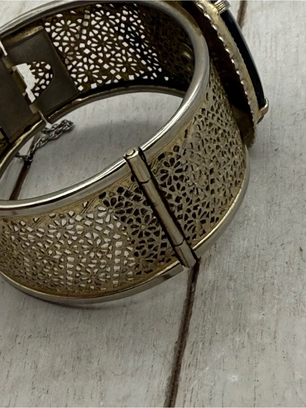 N/A elegant gold