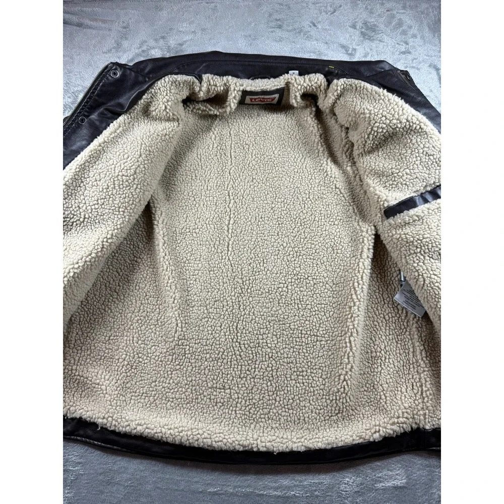Levis well stains trucker