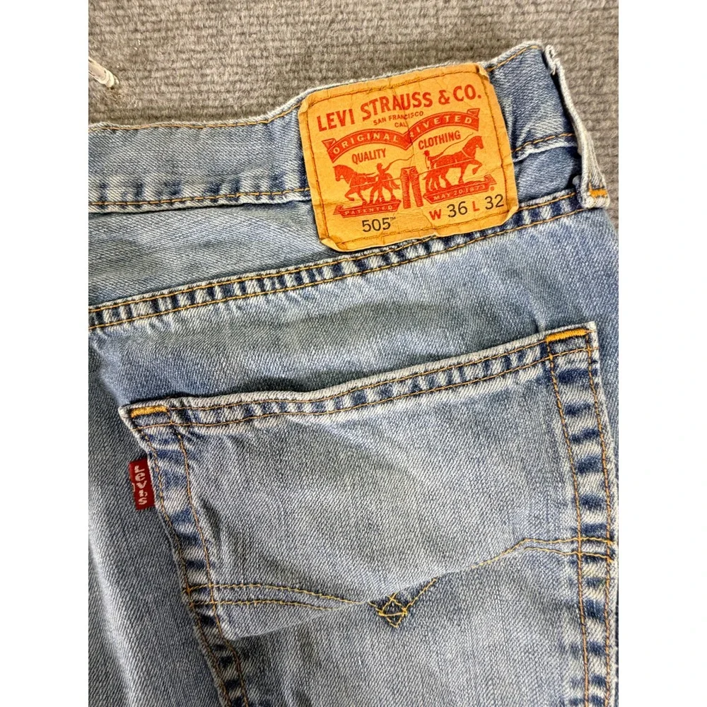 Levis 505 Regular Fit Light Wash Blue Denim Jeans Mens 36x32 (Measures 36x28)
