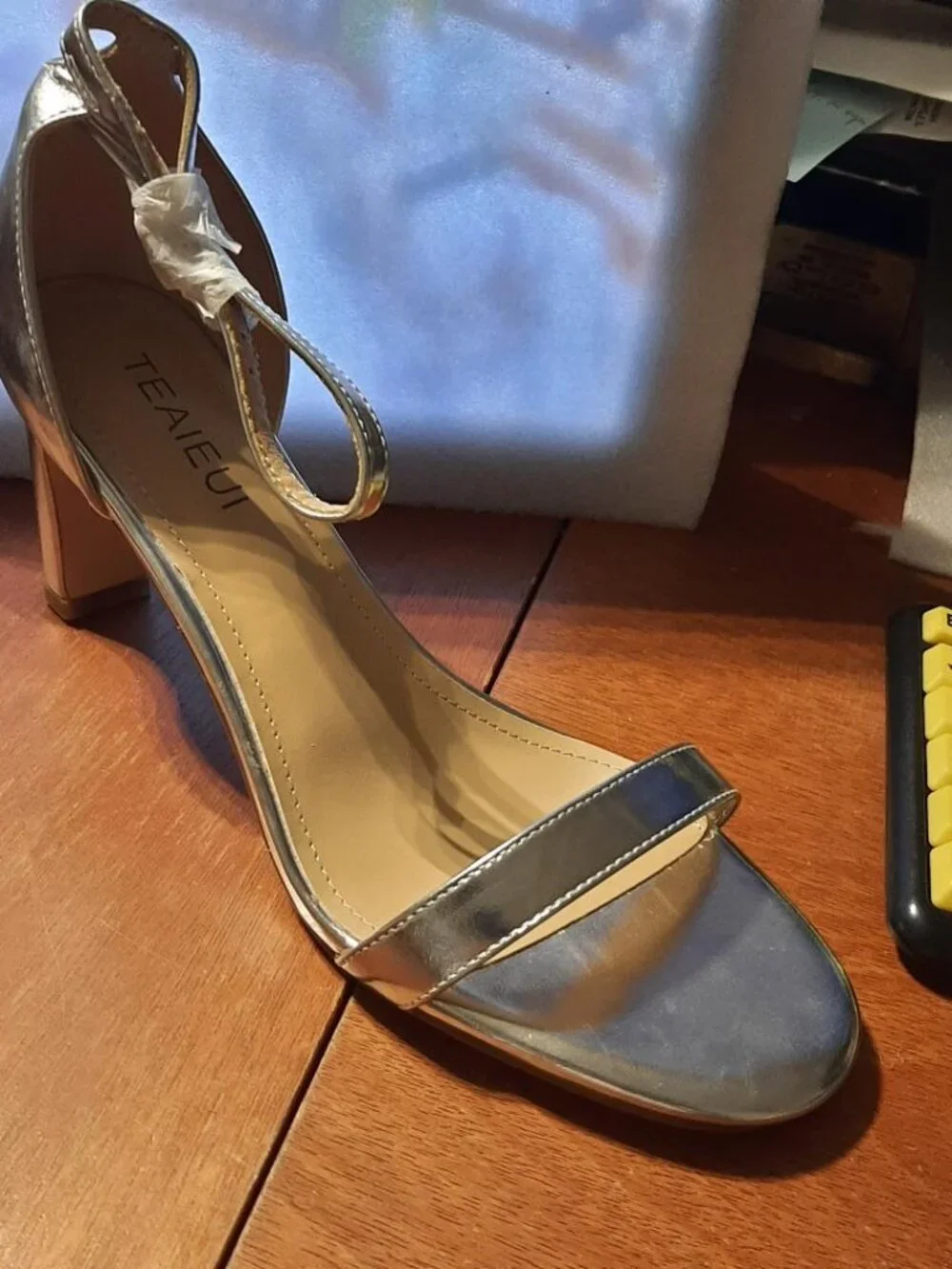 TEAIEUI WMN Round Toe Sandals Chunky High Heel W Ankle Strap Silver Size 9