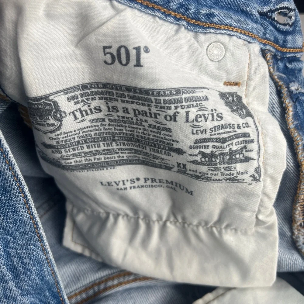 Levi's Premium‎ 501 Long Shorts Women's 26 NWT Blue Distressed Raw Hem Mid Rise