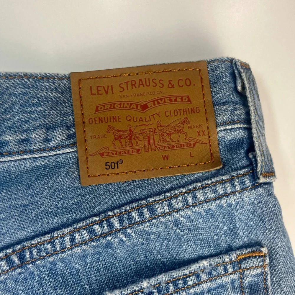 Levi's Premium‎ 501 Long Shorts Women's 26 NWT Blue Distressed Raw Hem Mid Rise